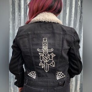 HAND EMBROIDERED LEVI’S SHERPA DENIM JACKET SIZE SMALL